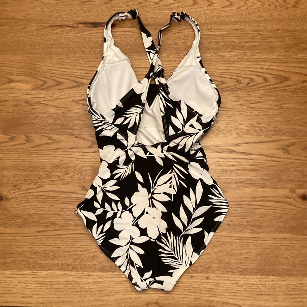 Lands End Floral Black and White women’s Swimsuit small - Picture 4 of 7